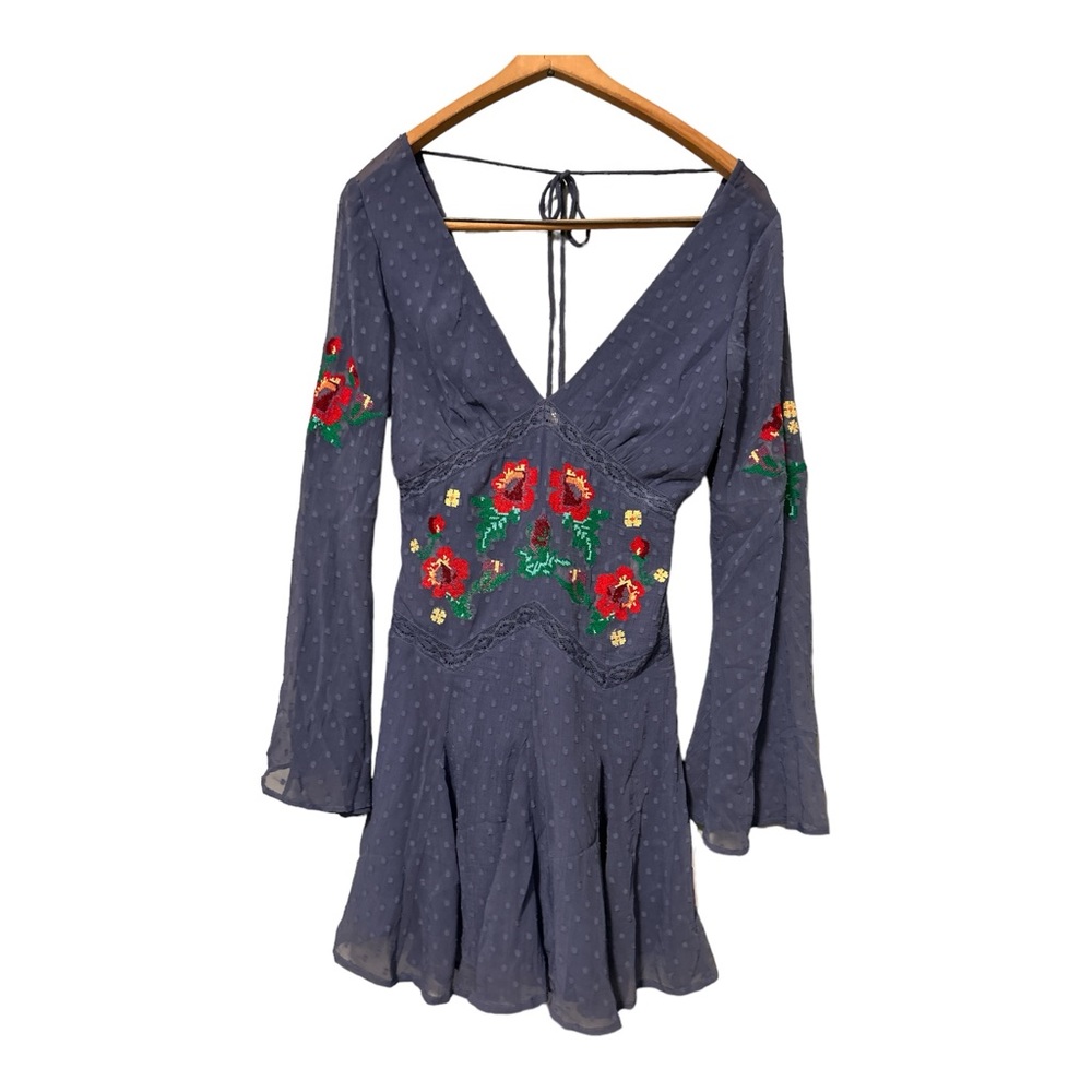 ASOS‎ DESIGN textured embroidered godet skater mini dress with lace trims
Size O